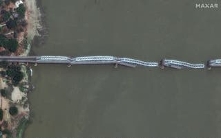 Colapsou a ponte inwa sobre o rio Irrawaddy, perto de Mandalay, Mianmar